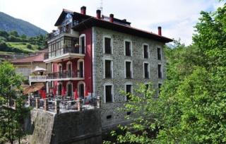 Motorvriendelijk La Casa del Puente (Brücken Haus) in Regules